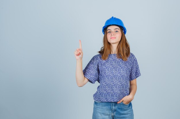 Jeune femme expressive posant dans le studio