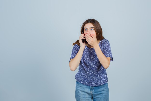 Jeune femme expressive posant dans le studio