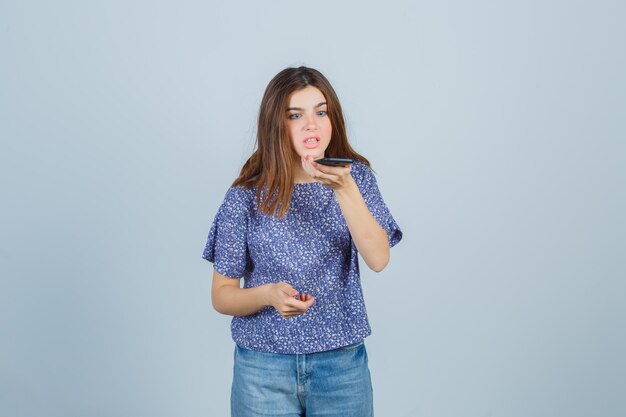 Jeune femme expressive posant dans le studio