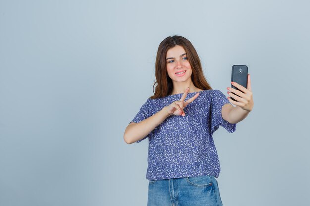 Jeune femme expressive posant dans le studio