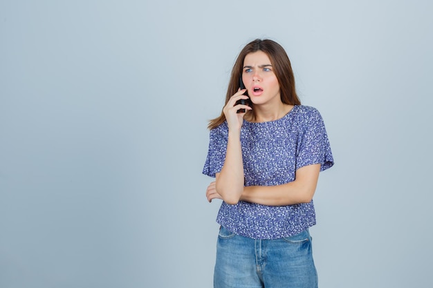 Jeune femme expressive posant dans le studio