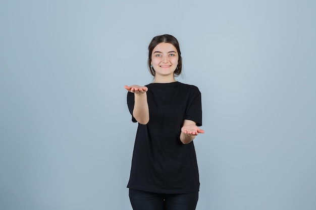 Jeune femme expressive posant dans le studio