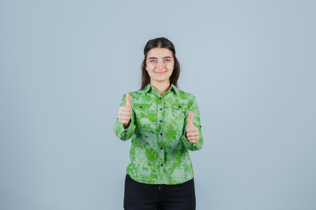 Jeune femme expressive posant dans le studio