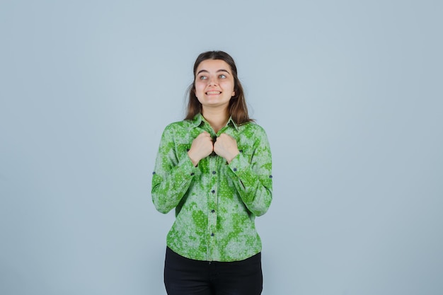 Jeune femme expressive posant dans le studio