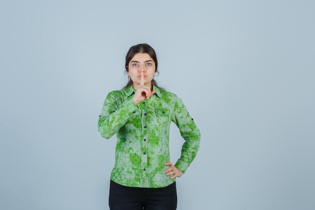 Jeune femme expressive posant dans le studio