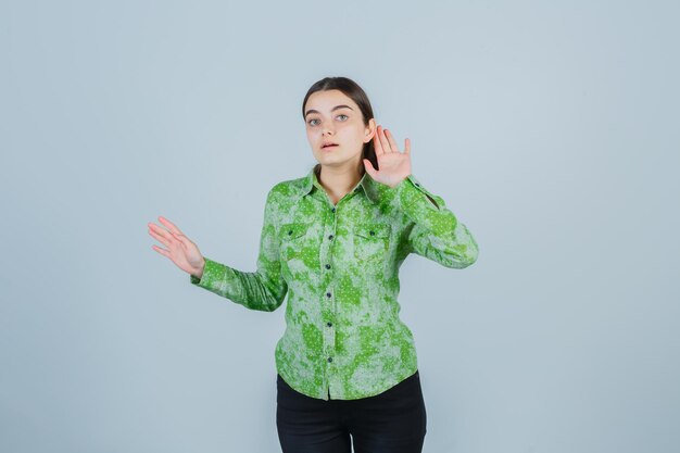 Jeune femme expressive posant dans le studio