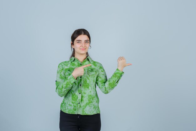 Jeune femme expressive posant dans le studio