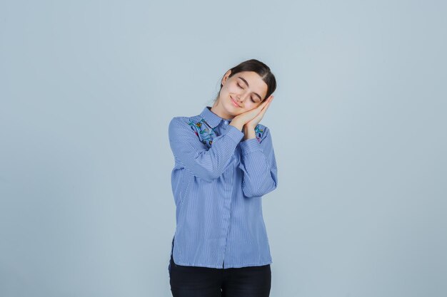 Jeune femme expressive posant dans le studio