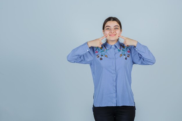 Jeune femme expressive posant dans le studio