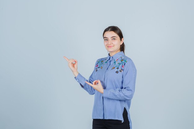 Jeune femme expressive posant dans le studio