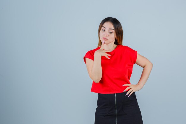 Jeune femme expressive posant dans le studio