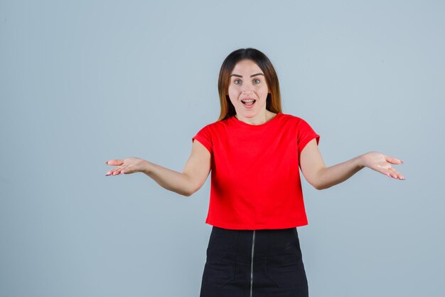 Jeune femme expressive posant dans le studio