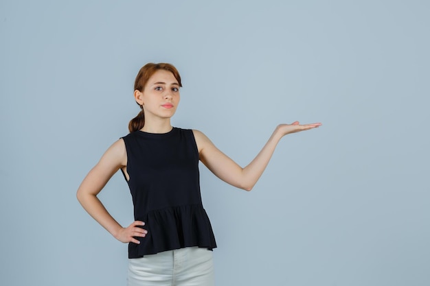 Jeune femme expressive posant dans le studio