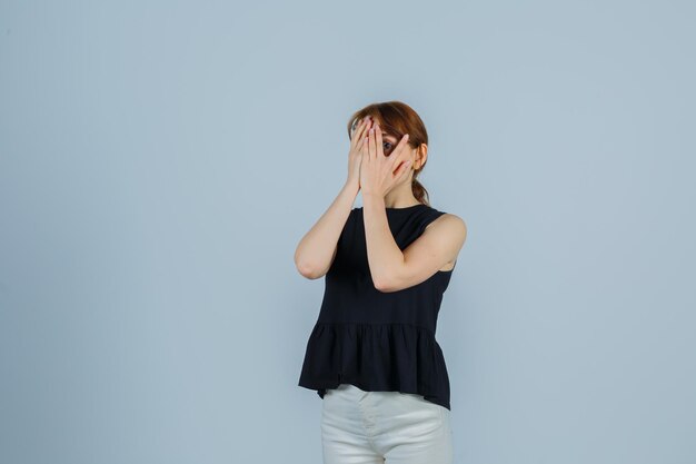 Jeune femme expressive posant dans le studio