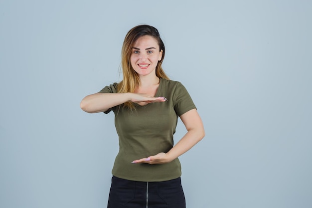 Jeune femme expressive posant dans le studio