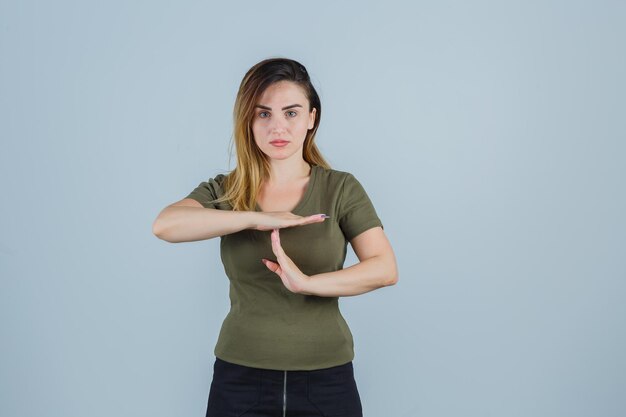 Jeune femme expressive posant dans le studio