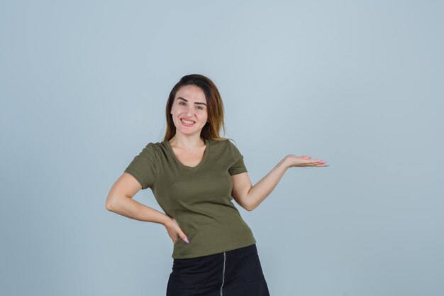 Jeune femme expressive posant dans le studio