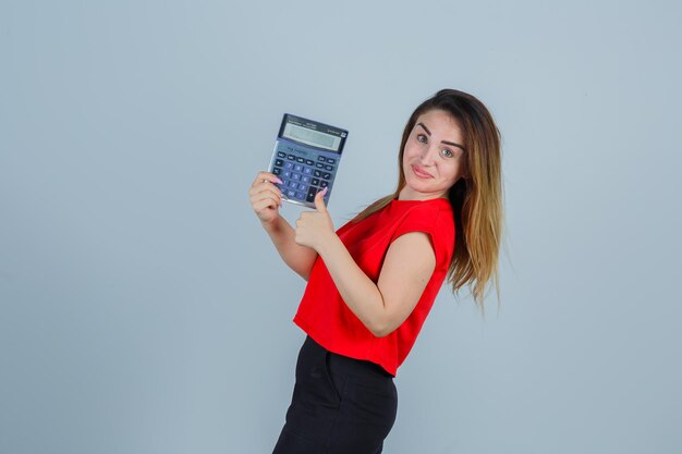 Jeune femme expressive posant dans le studio