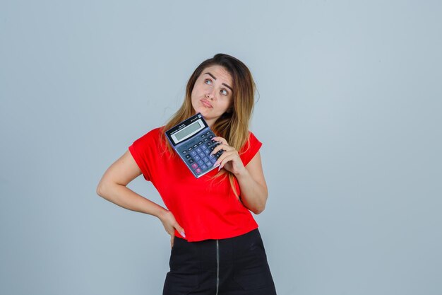 Jeune femme expressive posant dans le studio