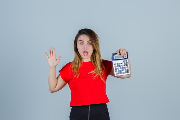 Jeune femme expressive posant dans le studio