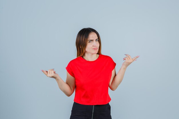 Jeune femme expressive posant dans le studio