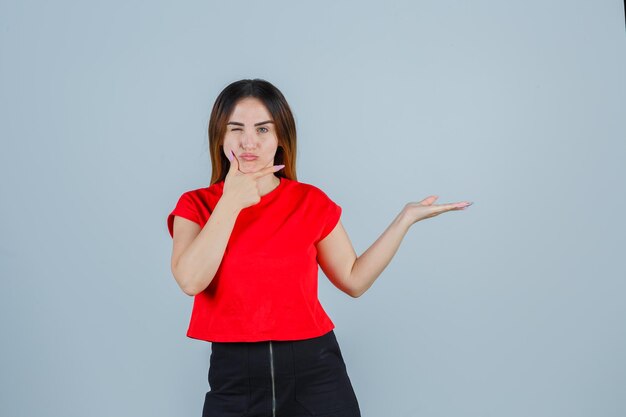 Jeune femme expressive posant dans le studio