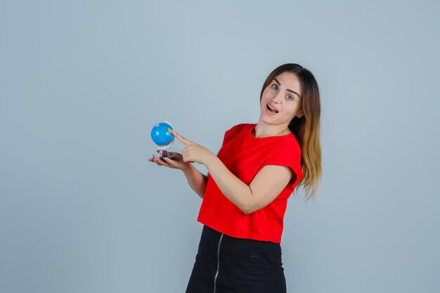 Jeune femme expressive posant dans le studio