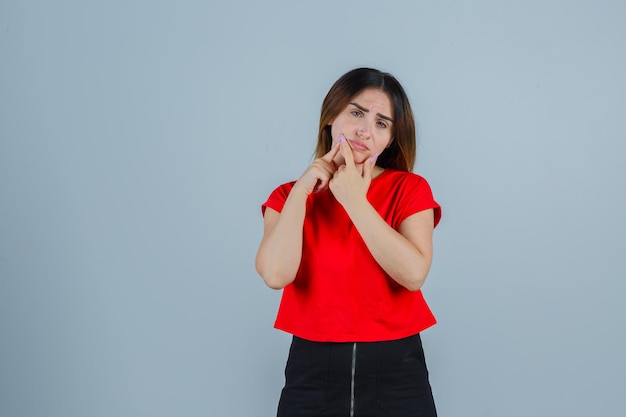 Jeune femme expressive posant dans le studio