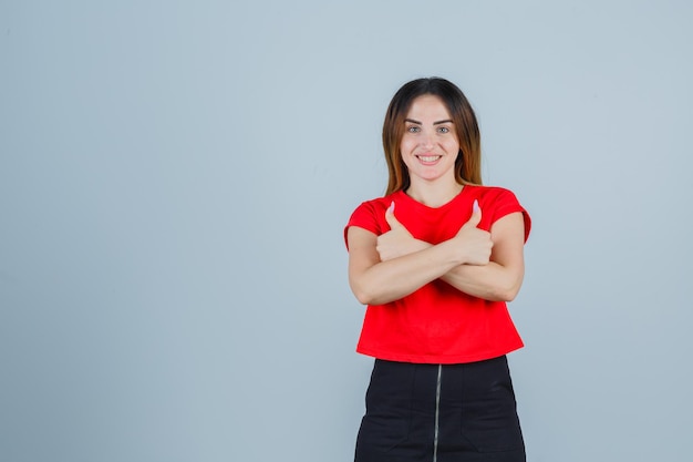 Jeune femme expressive posant dans le studio