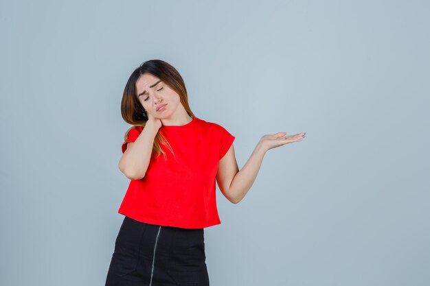 Jeune femme expressive posant dans le studio