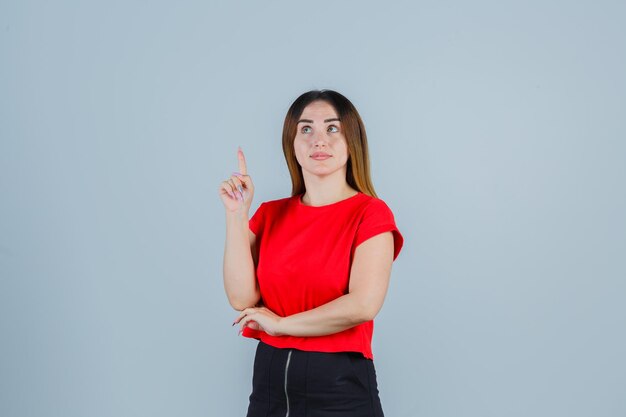 Jeune femme expressive posant dans le studio