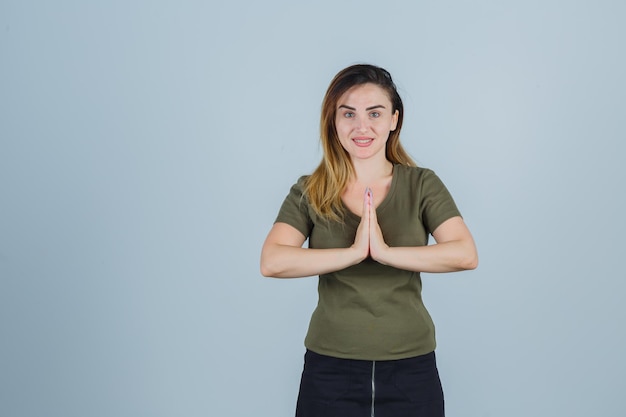 Jeune femme expressive posant dans le studio