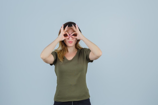 Jeune femme expressive posant dans le studio