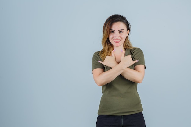 Jeune femme expressive posant dans le studio