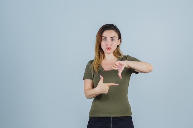 Jeune femme expressive posant dans le studio