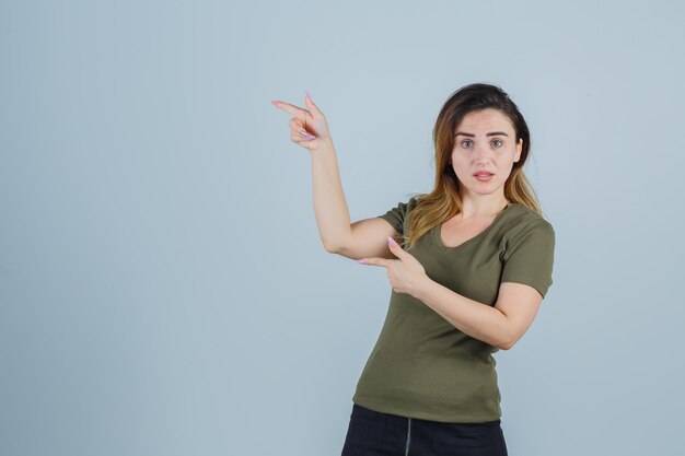 Jeune femme expressive posant dans le studio