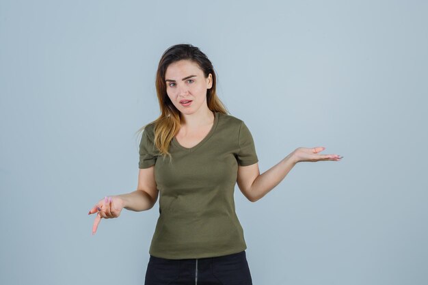 Jeune femme expressive posant dans le studio