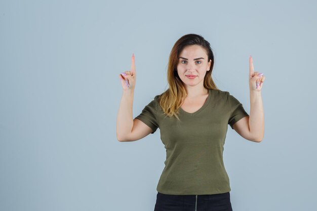 Jeune femme expressive posant dans le studio