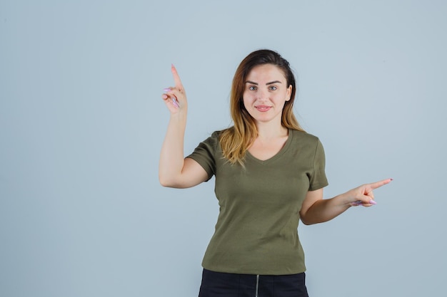 Jeune femme expressive posant dans le studio