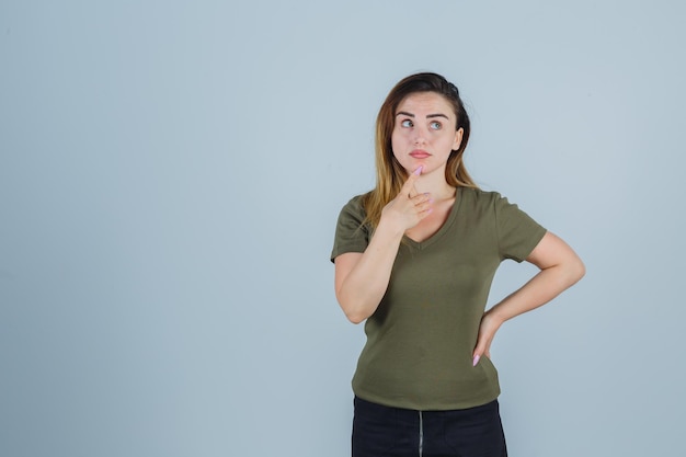 Jeune femme expressive posant dans le studio