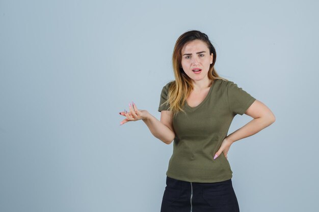 Jeune femme expressive posant dans le studio