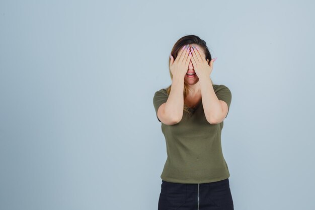 Jeune femme expressive posant dans le studio