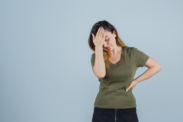 Jeune femme expressive posant dans le studio