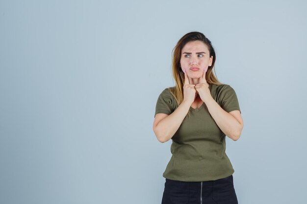 Jeune femme expressive posant dans le studio