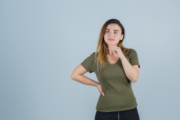 Jeune femme expressive posant dans le studio