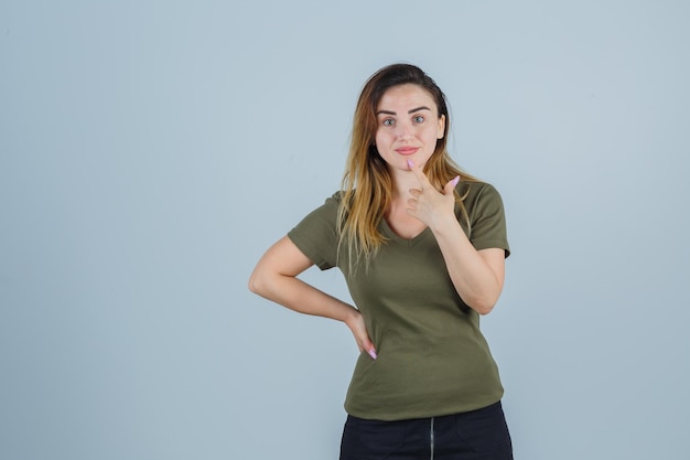 Jeune femme expressive posant dans le studio