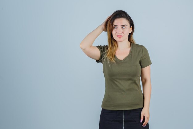 Jeune femme expressive posant dans le studio