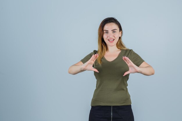 Jeune femme expressive posant dans le studio