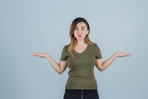 Jeune femme expressive posant dans le studio