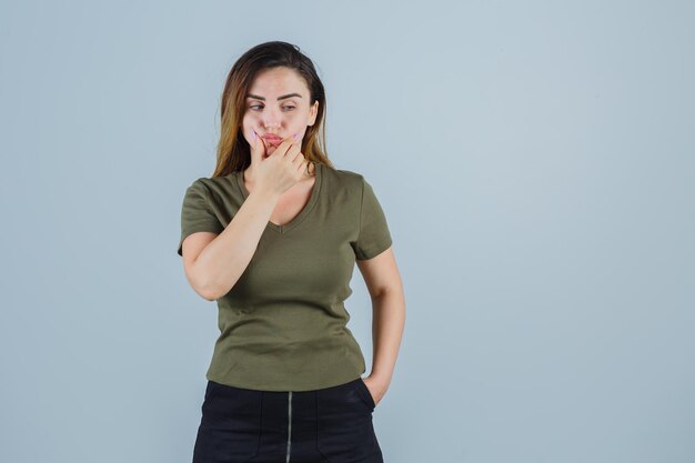 Jeune femme expressive posant dans le studio